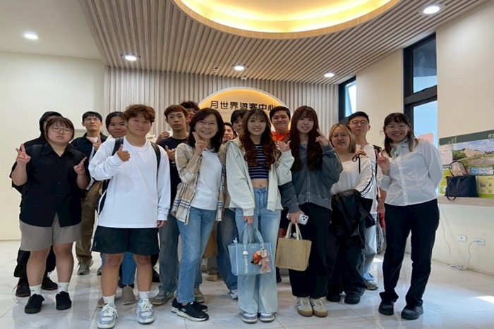 至本系承攬管理的月世界旅客服務中心了解旅客服務之工作意義圖片