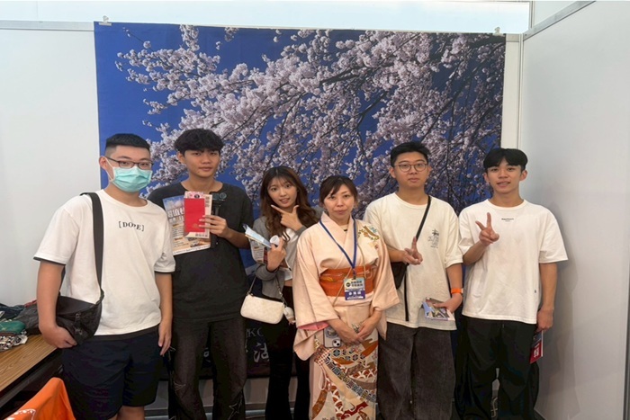 學生透過實際互動學習到業者如何塑造品牌亮點與現場佈展特色圖片