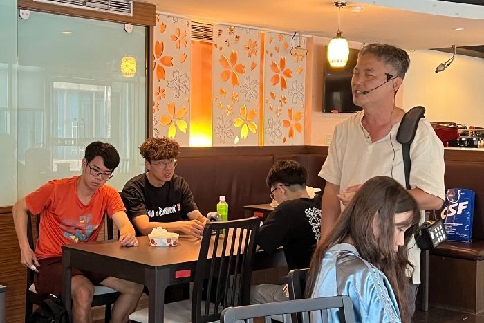 鼓勵同學多與他人實際互動，從提升講話音量訓練自信。