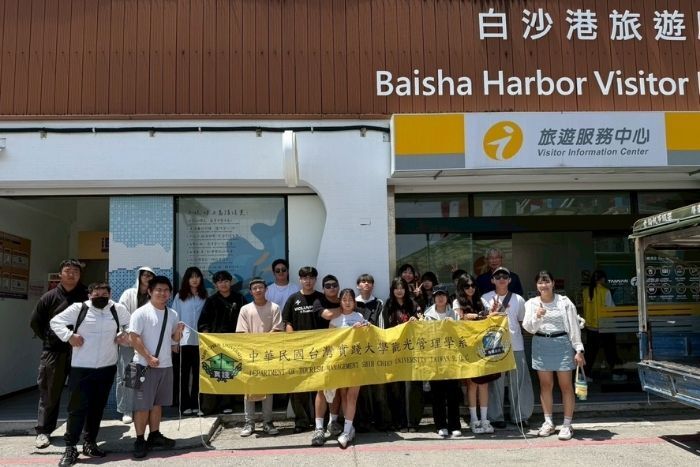 本系受託管理田寮月世界旅遊服務中心，至小琉球旅服中心交流