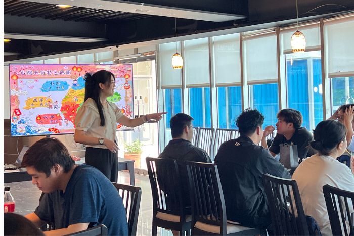 講師與同學分享產業發展機會之觀察圖片