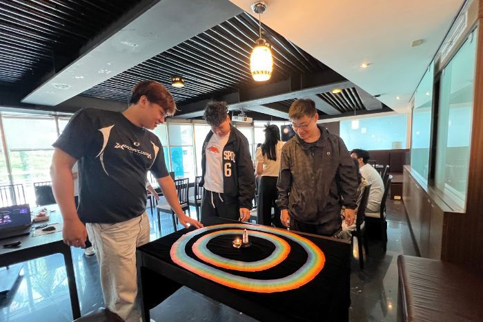 在靜心與心靈對話後進行抽卡牌圖片