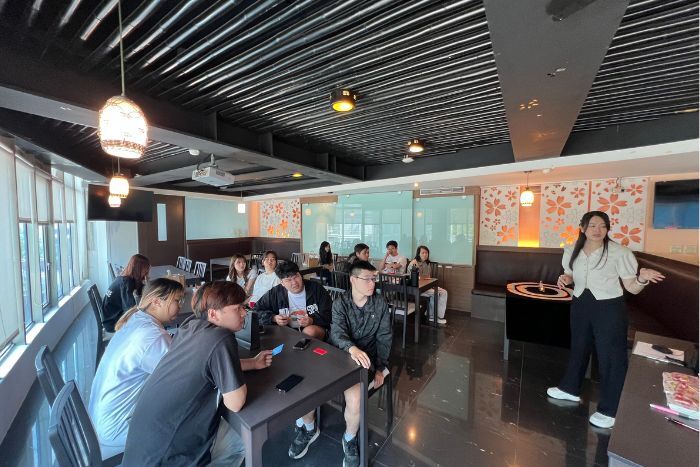 講師帶領同學自行分析抽到的卡牌圖片