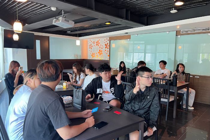 在講師的鼓勵下，大家勇敢的將手舉高，邁出自我探索的腳步圖片