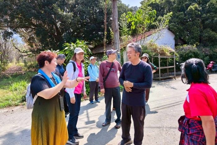 農園業師說明百香果生長環境與栽培方式，學員透過現場觀察了解農作管理與作物特性。