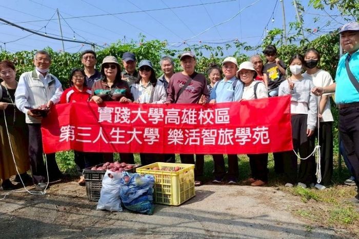 學員於農園中進行導覽學習，實地觀察百香果種植環境，深化對在地農業與生產過程的理解。