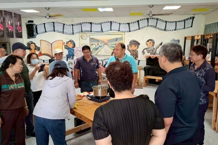 業師示範果醬製作流程，包含果肉處理與熬煮技巧，學員觀摩並學習食品加工知識。