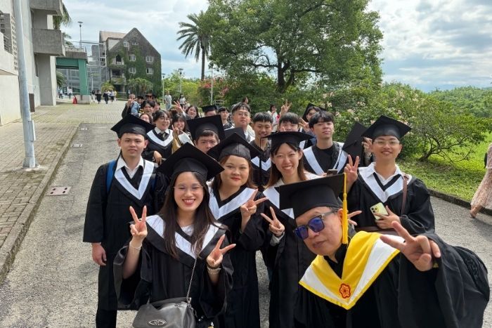 祝福大家永遠充滿顆熱情活力，勇敢闖下去
