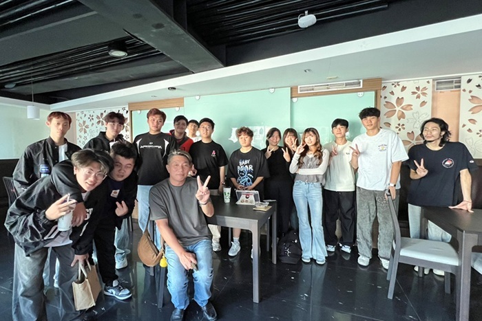 同學收穫良多與講師開心合照圖片