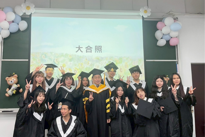 2025畢業典禮學系撥穗授證圖片
