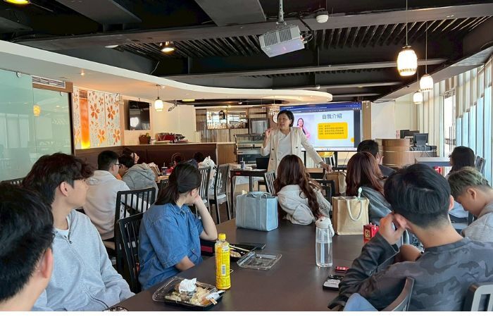 和學弟妹們分享其職涯發展歷程與產業觀察圖片